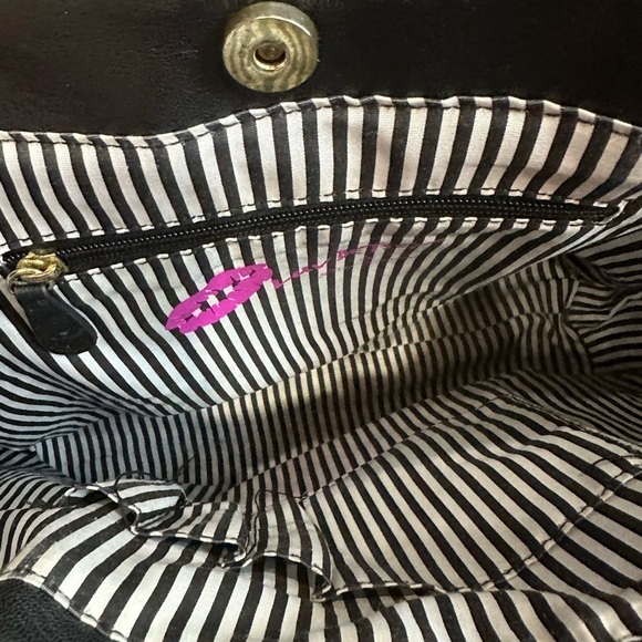 “LUV Betsey” Betsey Johnson Black/White Heart Embroidered Purse w/Bow - Picture 4 of 4